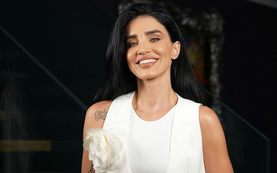 Adelina Pestrițu, apariție incendiară &icirc;n costum de baie! Cum și-a făcut apariția vedeta după ce și-a scos implanturile mamare